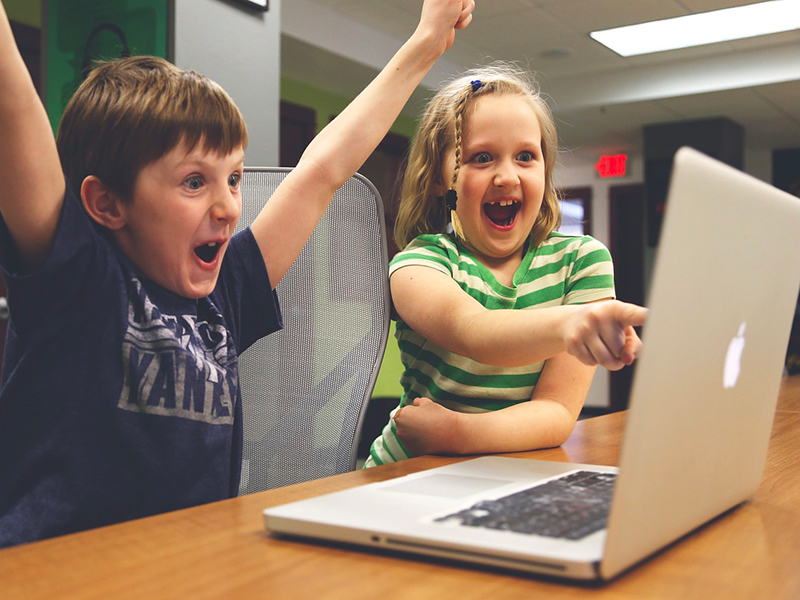 7. Non condividere il tuoi dati di accesso e dispositivi di lavoro con i tuoi amici e familiari